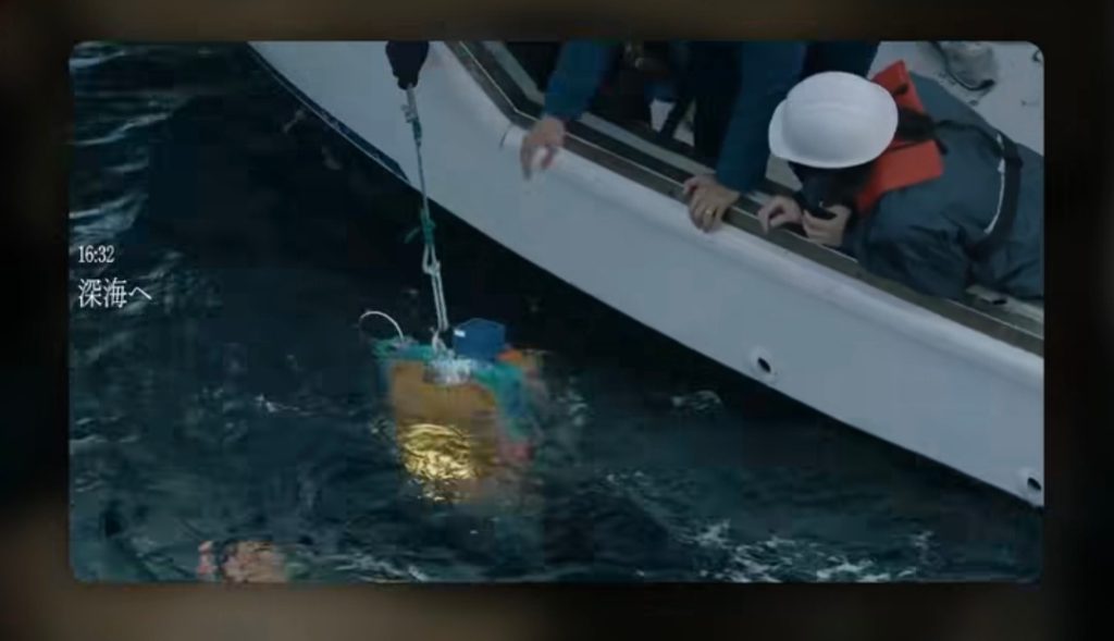 Il forziere con il finale di one piece viene lanciato in mare 